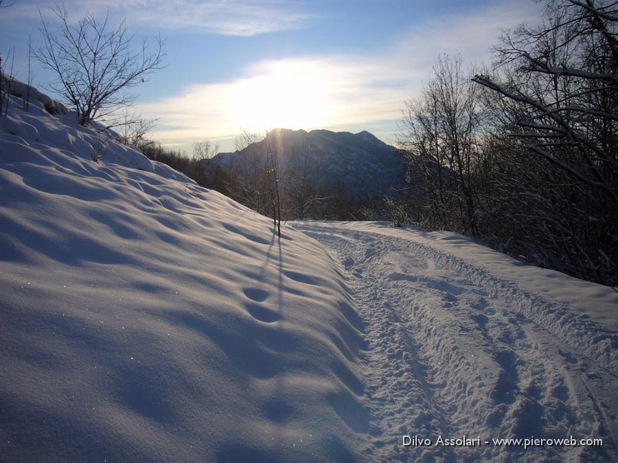 07 La comoda mulattiera innevata.JPG